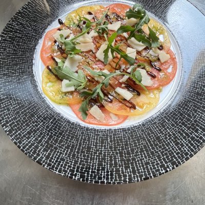 Carpaccio de tomates, pesto, copeaux de parmesan et crème balsamique